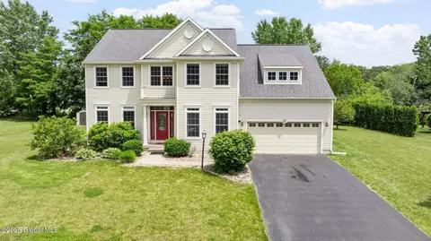28 Empire Dr, Schenectady, NY 12309
