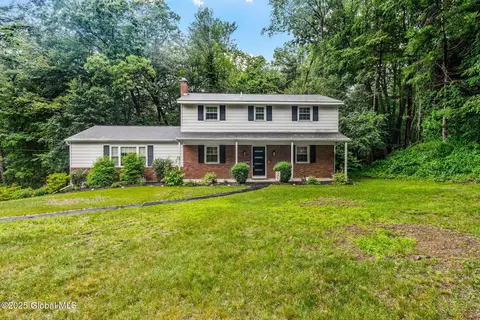35 Terrace Ct, Ballston Lake, NY 12019