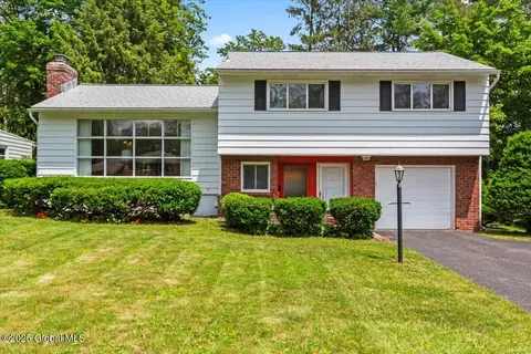 15 Greenock Rd, Delmar, NY 12054