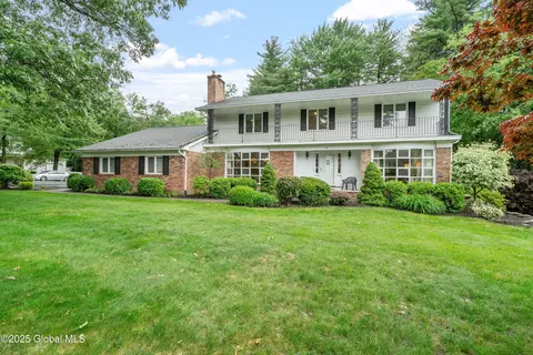 19 Tamarack Ln, Niskayuna, NY 12309
