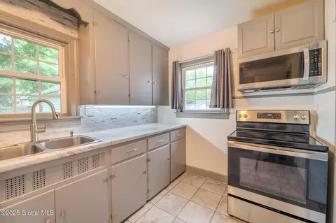 1298 Mcclellan St, Schenectady, NY 12309 photo 17