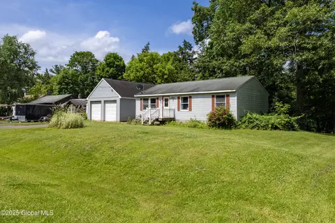 13 Eastside Dr, Ballston Lake, NY 12019