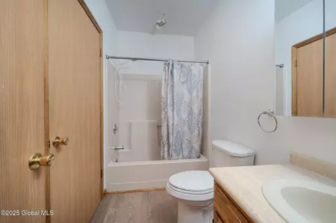 Bath - 1976 Curry Rd #E-136, Schenectady, NY 12303 photo 2 of 7