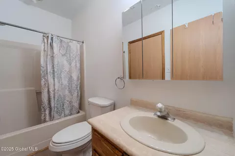 Bath - 1976 Curry Rd #E-136, Schenectady, NY 12303 photo 3 of 7