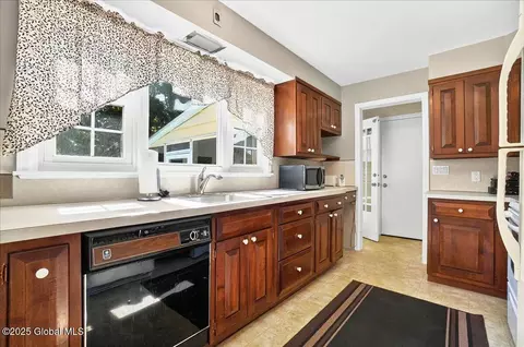 1324 Keyes Ave, Schenectady, NY 12309 photo 6