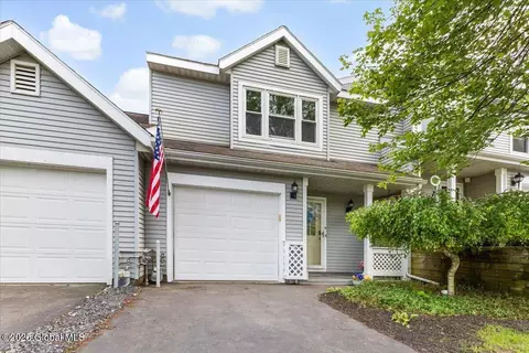 9 Sandra Ln, Rensselaer, NY 12144