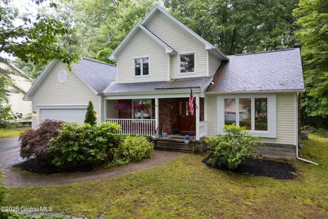69 Deer Run Holw, Clifton Park, NY 12065