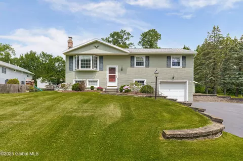 47 Comely Ln, Latham, NY 12110