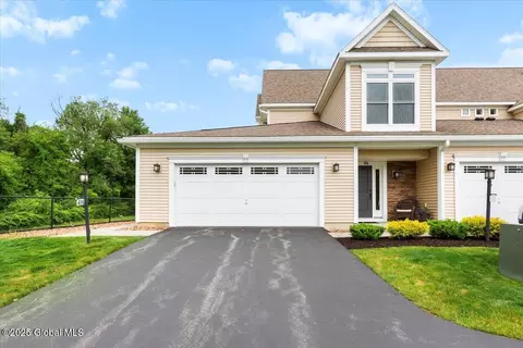 614 Lois Ln, Schenectady, NY 12304