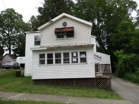 12 Chestnut St, Gloversville, NY 12078