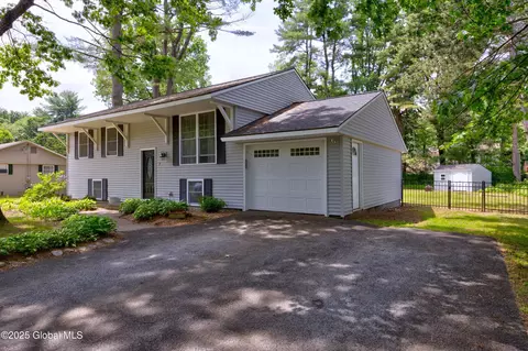 7 Hathorn Blvd, Saratoga Springs, NY 12866