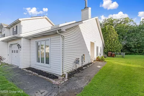 82 Marsdale Ct, Selkirk, NY 12158