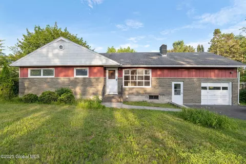 11 Drawbridge Dr, Albany, NY 12203