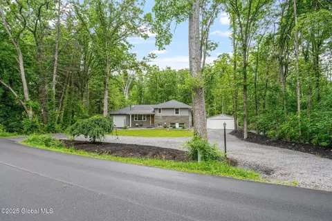 18 Bancker Ave, Glenville, NY 12302