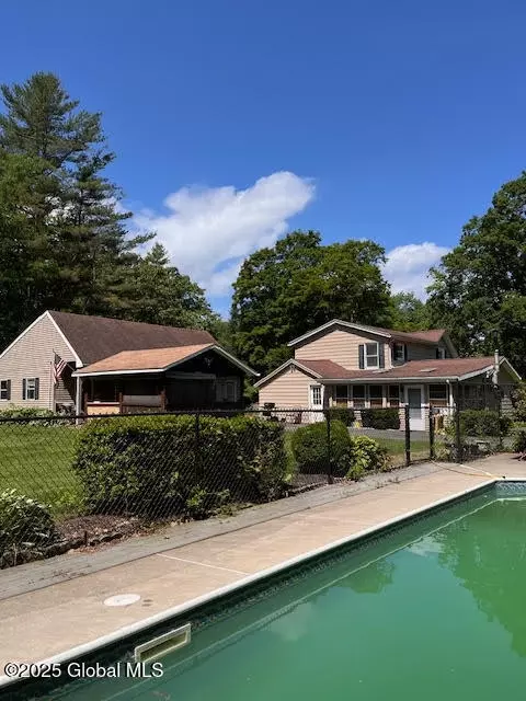 160 Kettle Rd, Amsterdam, NY 12010