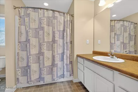 Bath - 33 Milltowne Rd, Glenmont, NY 12077 photo 3 of 3
