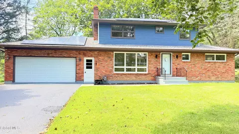 631 St Davids Ln, Niskayuna, NY 12309