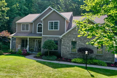 43 Leonardo Dr, Clifton Park, NY 12065