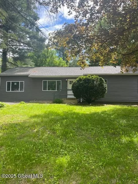 5 Hillandale Dr, Ballston Lake, NY 12019