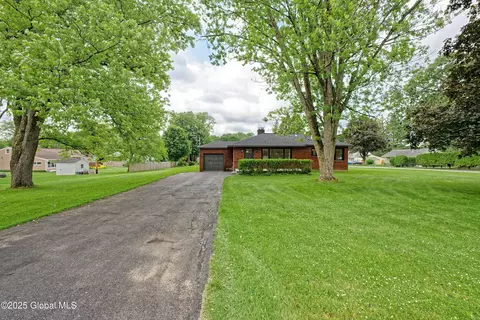 21 Crooked St, Ballston Lake, NY 12019