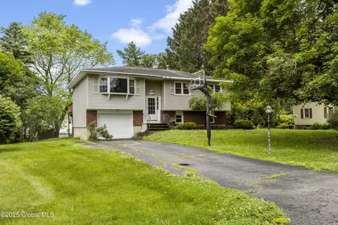 10 Bloomingdale Ave, East Greenbush, NY 12061