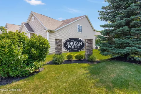 11 Jordan Point Dr, Troy, NY 12180