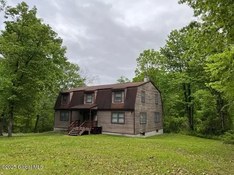 370 N Pole Rd, Melrose, NY 12121