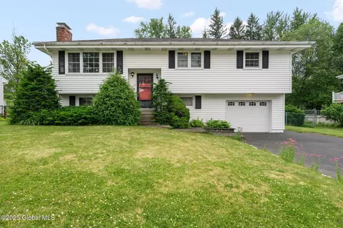 10 Ravenwood Dr, Albany, NY 12205
