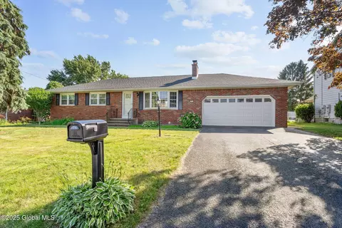 21 Ledgewood Dr, Albany, NY 12205