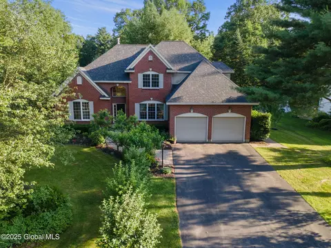 18 Beresford Rd, Ballston Lake, NY 12019
