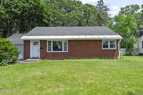 19 Holly Ln, Latham, NY 12110