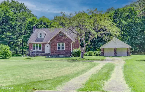 58 State Farm Rd, Voorheesville, NY 12186