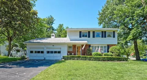 8 Woodland Dr, Schenectady, NY 12309