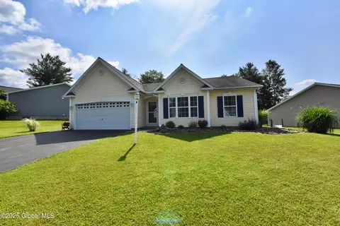 10 Slatestone Dr, Scotia, NY 12302