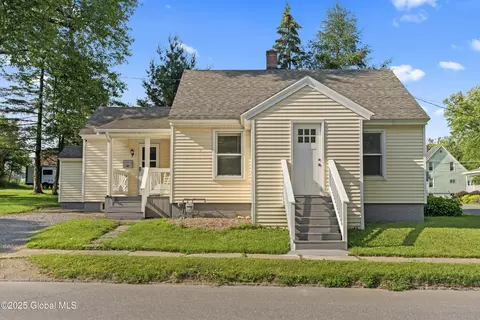 49 Briggs St, Johnstown, NY 12095