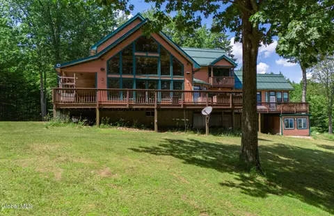 102 Taylor Ct, Mayfield, NY 12117