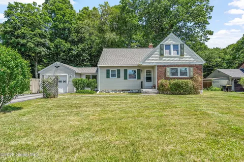 7 Marvin Dr, Ballston Lake, NY 12019