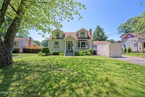 32 Fredericks Rd, Glenville, NY 12302