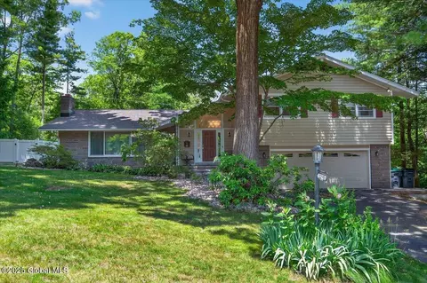 2295 Pinehaven Dr, Niskayuna, NY 12309