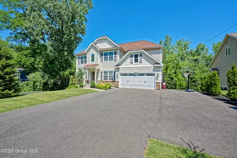 84 Fiddlers Ln, Latham, NY 12110