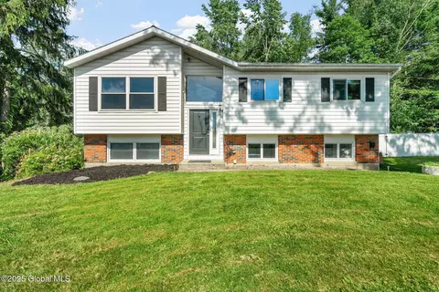 1 Tamarack Ln, East Greenbush, NY 12061