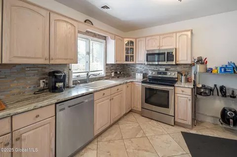 1810 Osterlitz Ave, Schenectady, NY 12306 photo 5