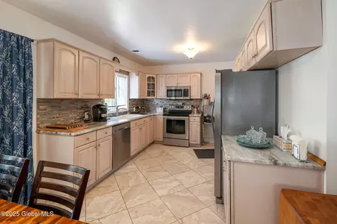 1810 Osterlitz Ave, Schenectady, NY 12306 photo 4