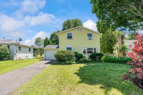 35 Magee Dr, Glenmont, NY 12077