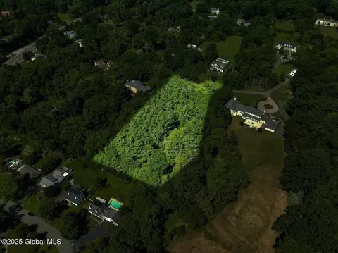 112 Woods Ln, Colonie, NY 12204