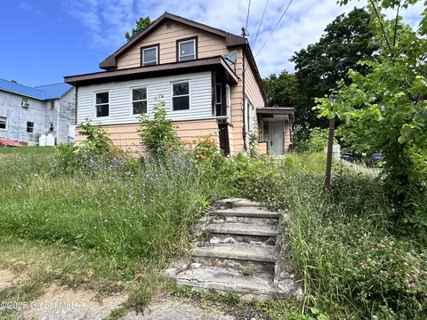 31 Queen St, Whitehall, NY 12887