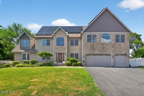 10 Kimberly St, Colonie, NY 12205