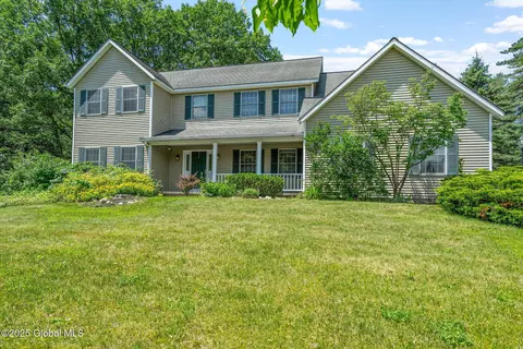 308 Saint Ann Dr, Niskayuna, NY 12309