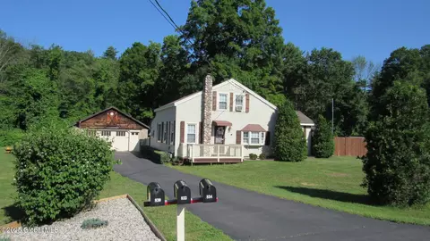833 W Mountain Rd, Queensbury, NY 12804