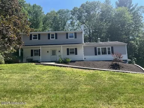 11 Winding Rdg, Clifton Park, NY 12065